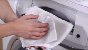 So reinigen Sie das Flusensieb der Waschmaschine richtig – mit diesem einfachen Trick