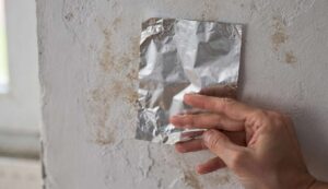 Dieser Trick mit Alufolie hilft, Feuchtigkeitsprobleme in Ihren Wänden zu erkennen